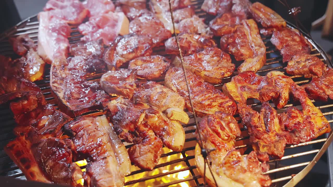 近距离烤山猪肉
