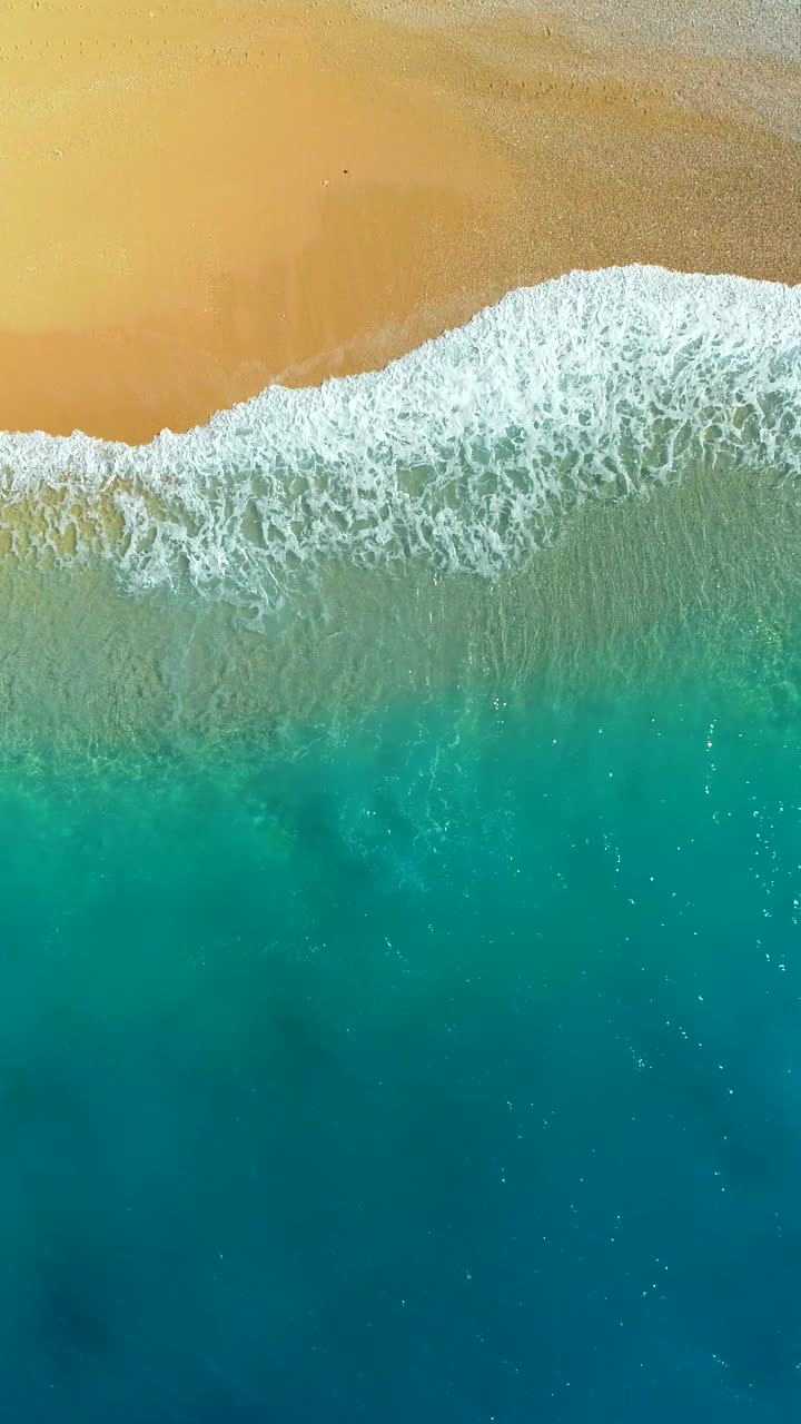 鳥(niǎo)瞰清澈的綠松石大海和波浪
