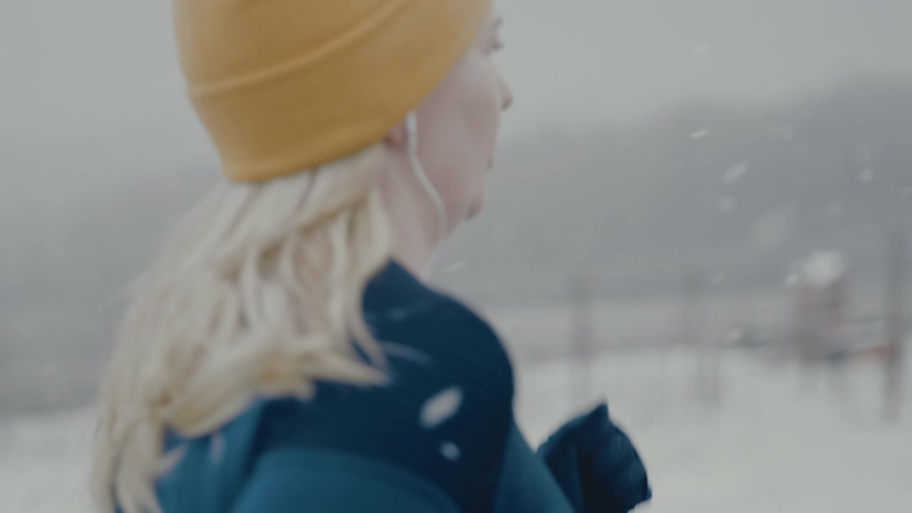 詳情圖-女人在雪地里慢跑時看她的智能手表