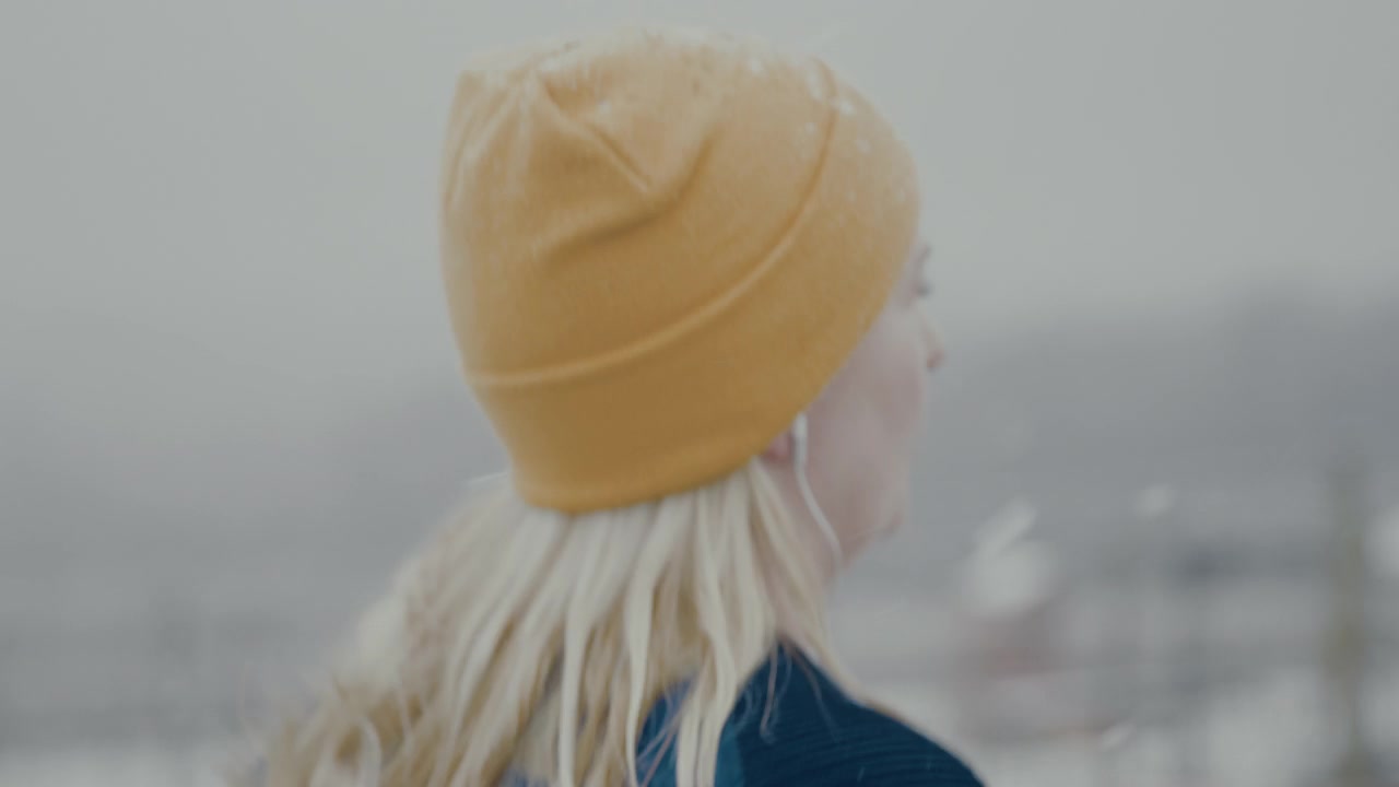 詳情圖-女人在雪地里慢跑時看她的智能手表