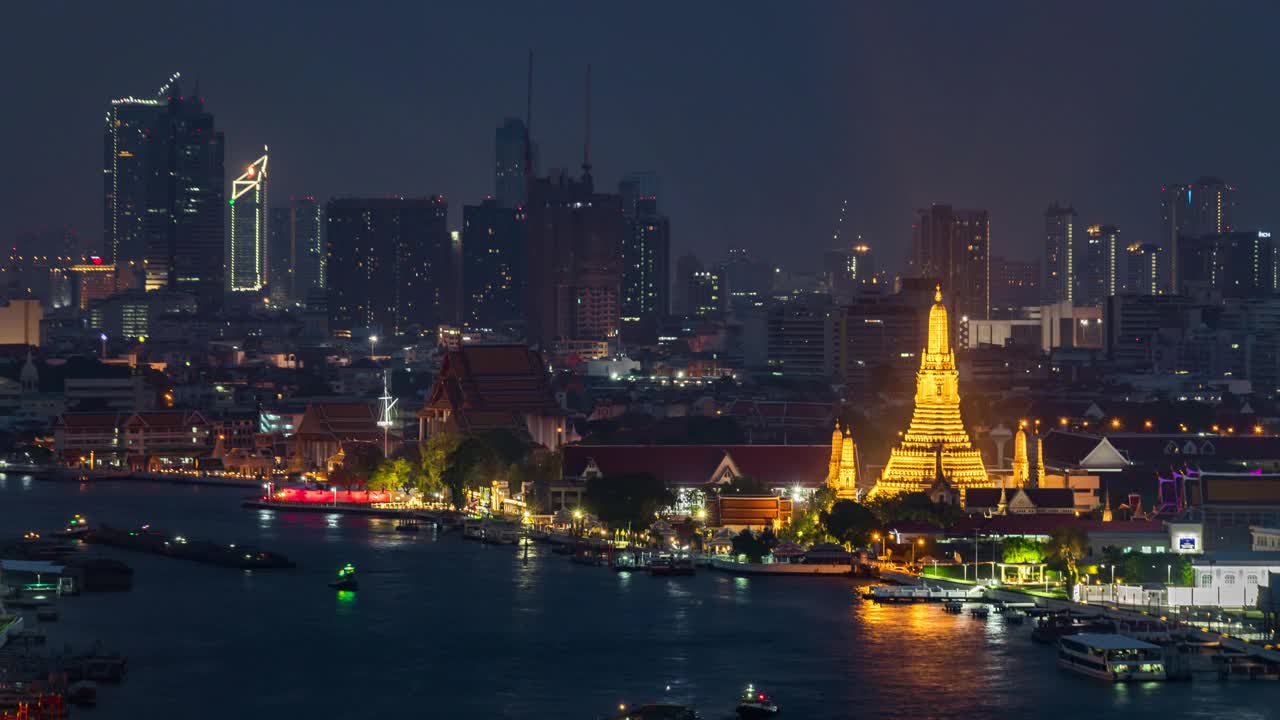 为了庆祝爱尔兰国庆日(圣帕特里克节)，泰国曼谷湄南河上的阿龙寺。