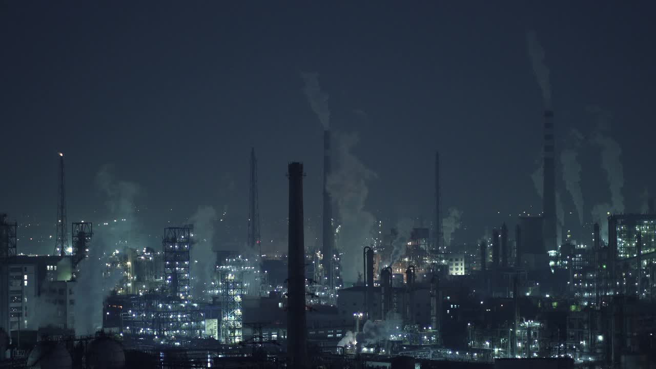 石化工厂和炼油工业的夜晚