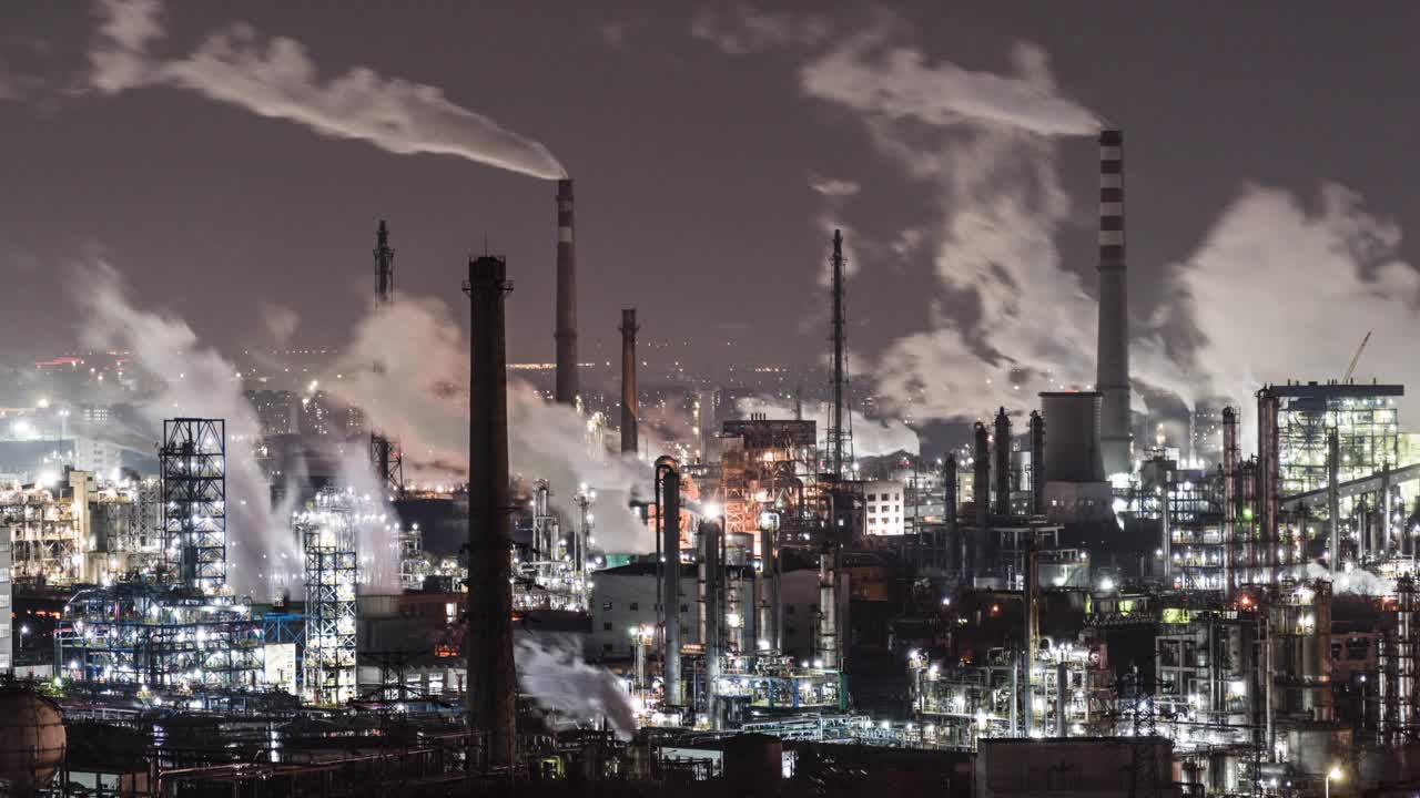 石化装置及炼油工业夜间鸟瞰图