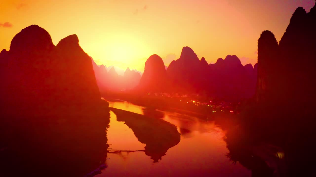 从空中俯瞰中国漓江上令人惊叹的岩层