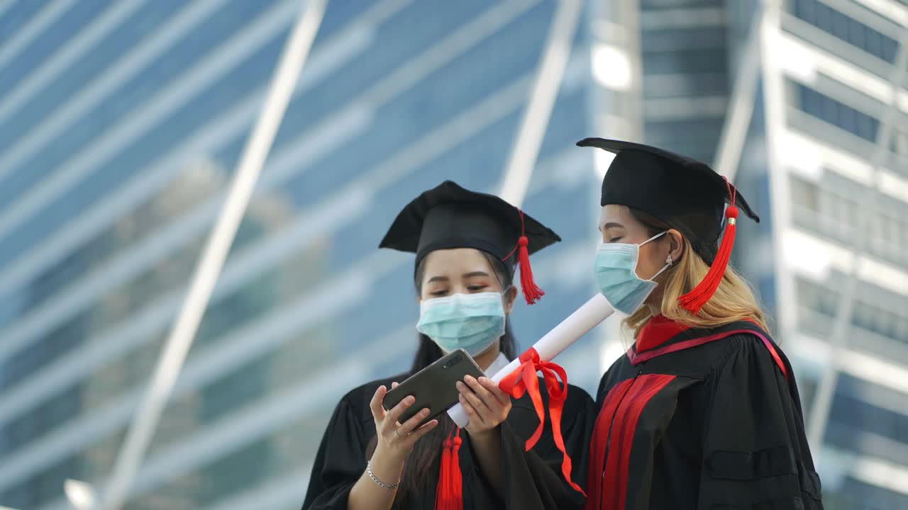 4K毕业生、女学生在冠状病毒感染期间戴口罩自拍