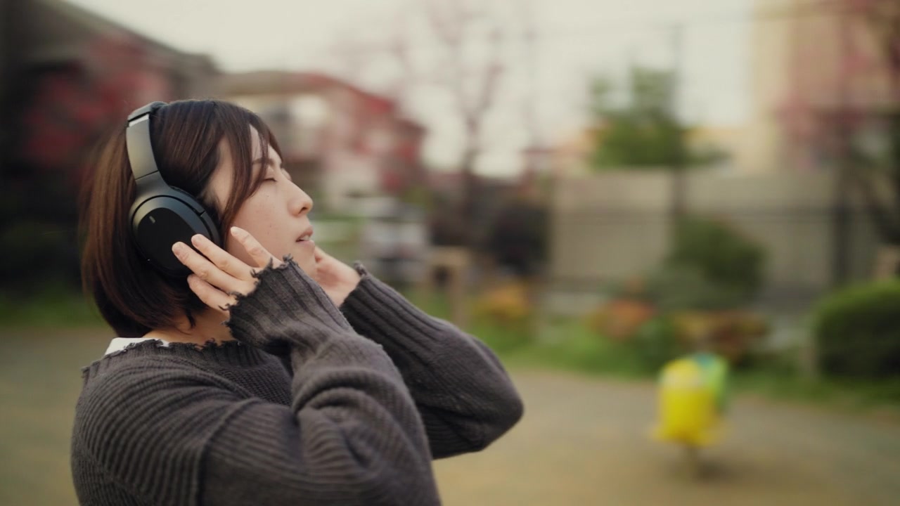 详情图-360度旋转视频肖像年轻女子听音乐在公园