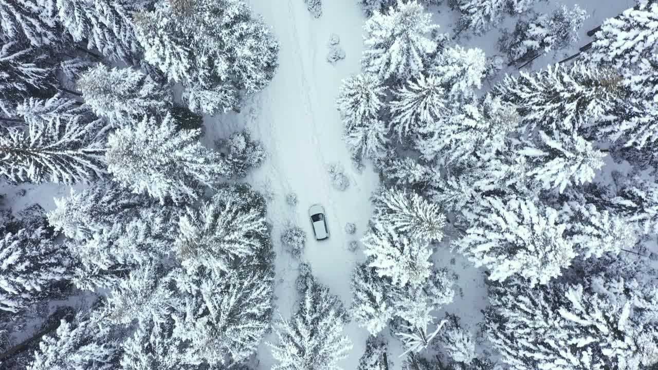 在冬季乡村道路上行驶的汽车