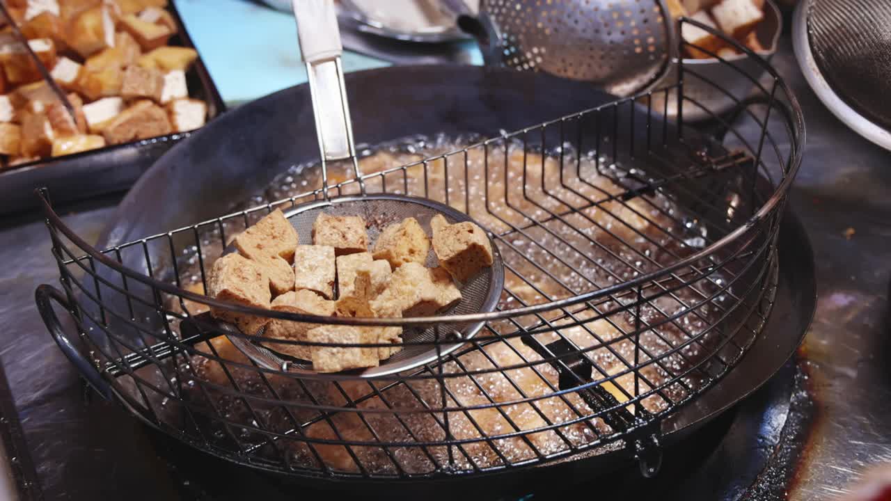 炸臭豆腐的特写