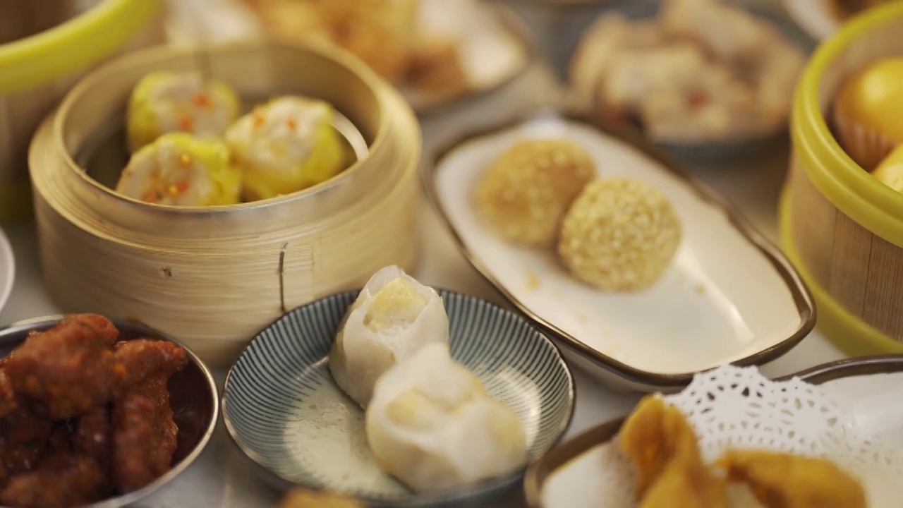 粗鲁、恶劣的餐桌礼仪，用筷子打人，拿起中国传统食物点心