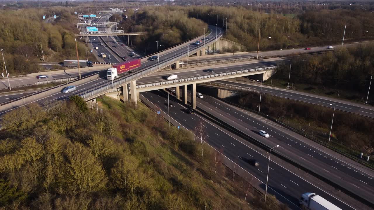 这是伦敦北部M1和M25高速公路交叉口的航拍照片。