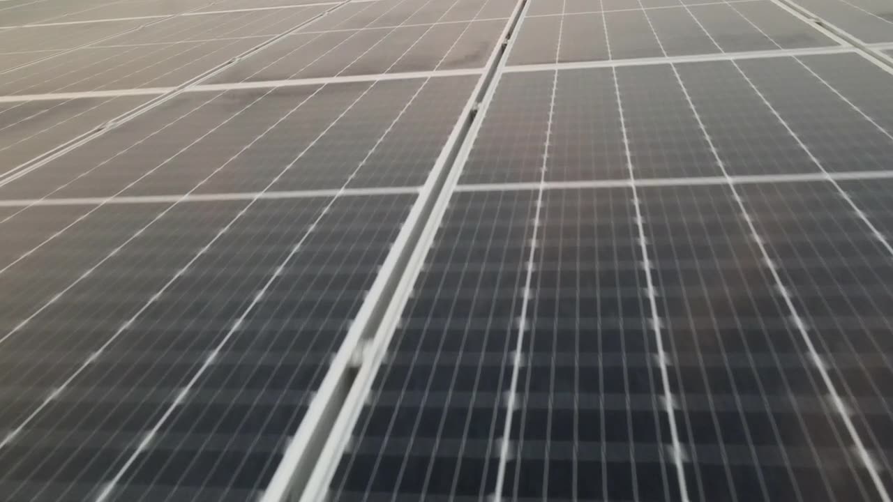 詳情圖-無人機(jī)視圖移動真正接近大型太陽能電池板陣列4K鳥瞰圖太陽能電池板農(nóng)場(太陽能電池)與陽光。