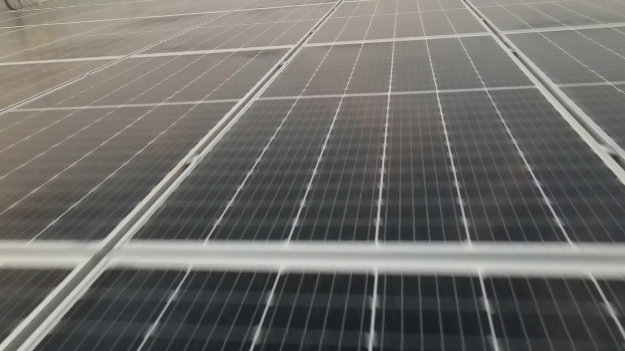 詳情圖-無人機(jī)視圖移動真正接近大型太陽能電池板陣列4K鳥瞰圖太陽能電池板農(nóng)場(太陽能電池)與陽光。