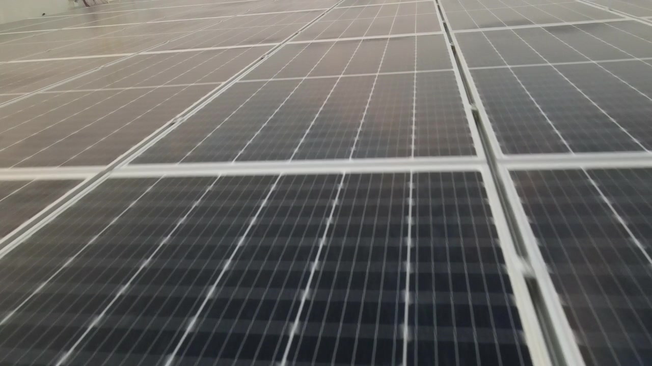 詳情圖-無人機(jī)視圖移動真正接近大型太陽能電池板陣列4K鳥瞰圖太陽能電池板農(nóng)場(太陽能電池)與陽光。