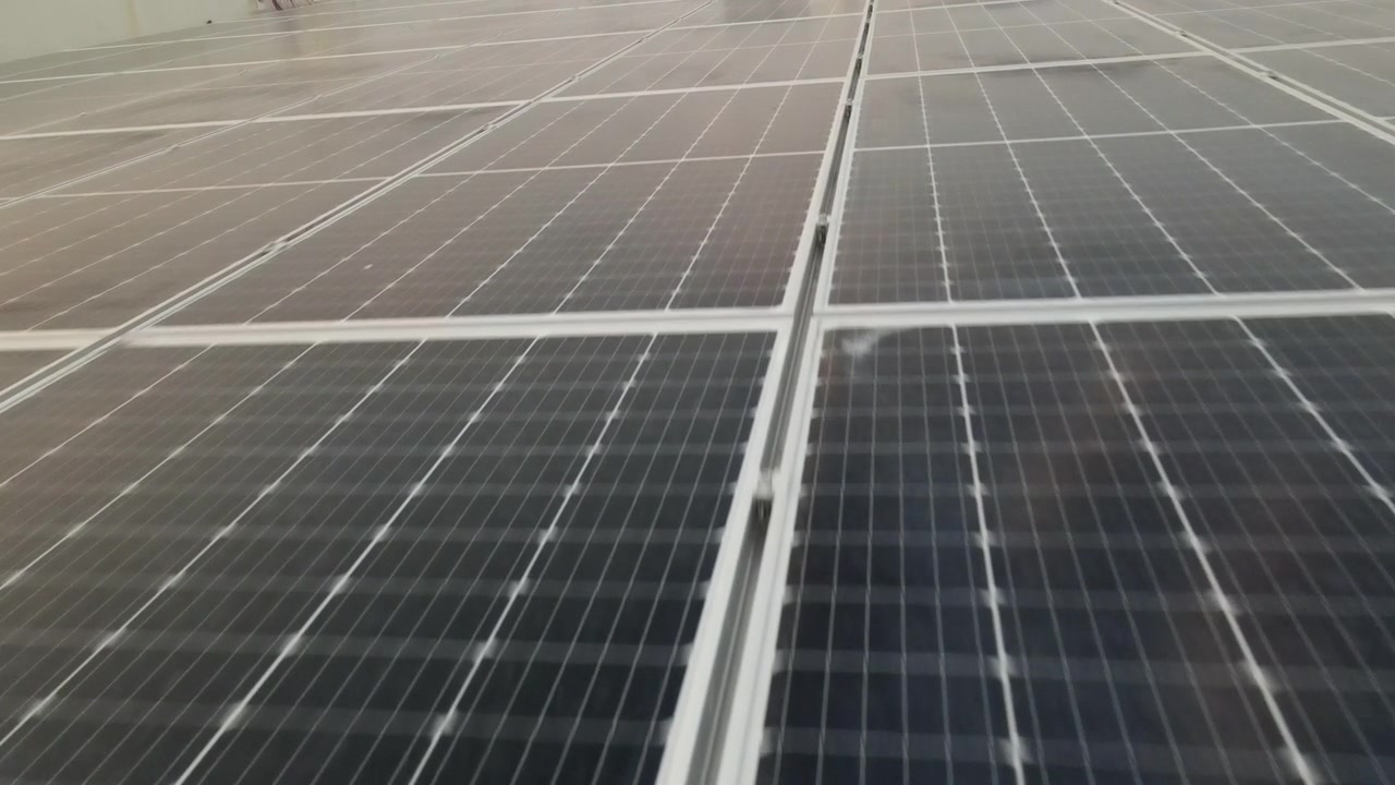 詳情圖-無人機(jī)視圖移動真正接近大型太陽能電池板陣列4K鳥瞰圖太陽能電池板農(nóng)場(太陽能電池)與陽光。