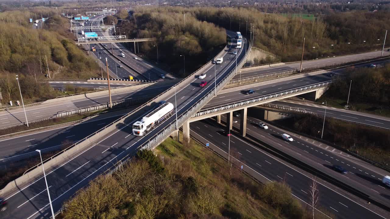伦敦北部M1和M25高速公路交叉口鸟瞰图。