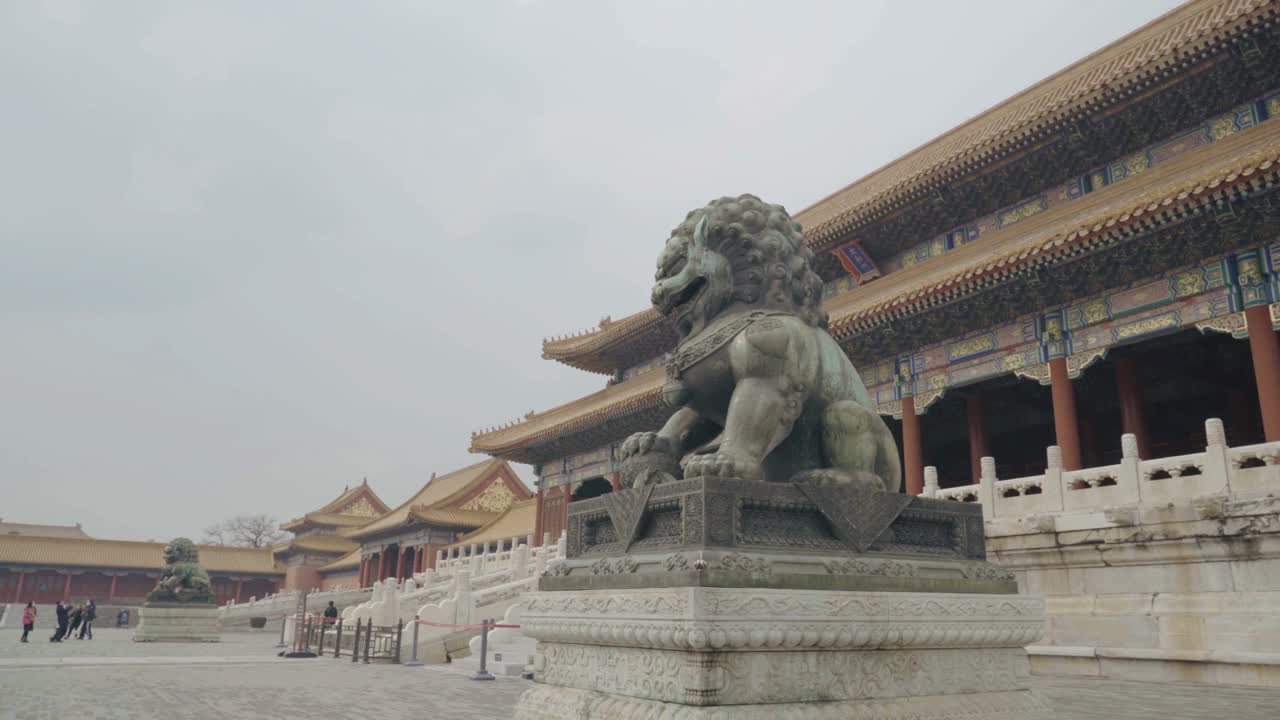 中国北京紫禁城内的大型皇家狮子雕像。