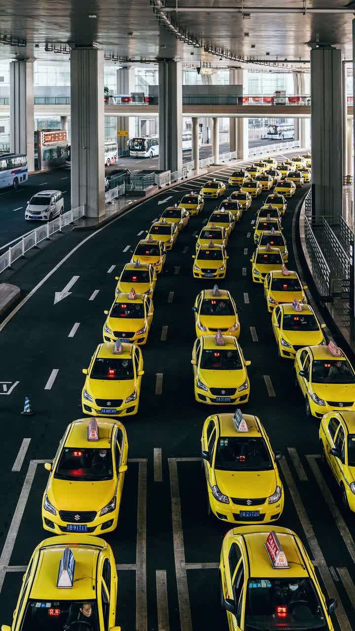 T/L PAN忙碌的黄色出租车在机场出口排队