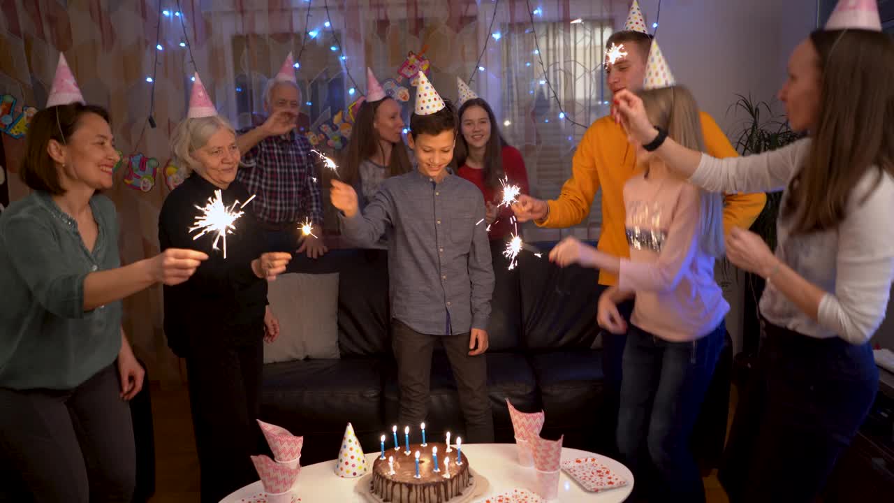 家庭庆祝生日聚会在家
