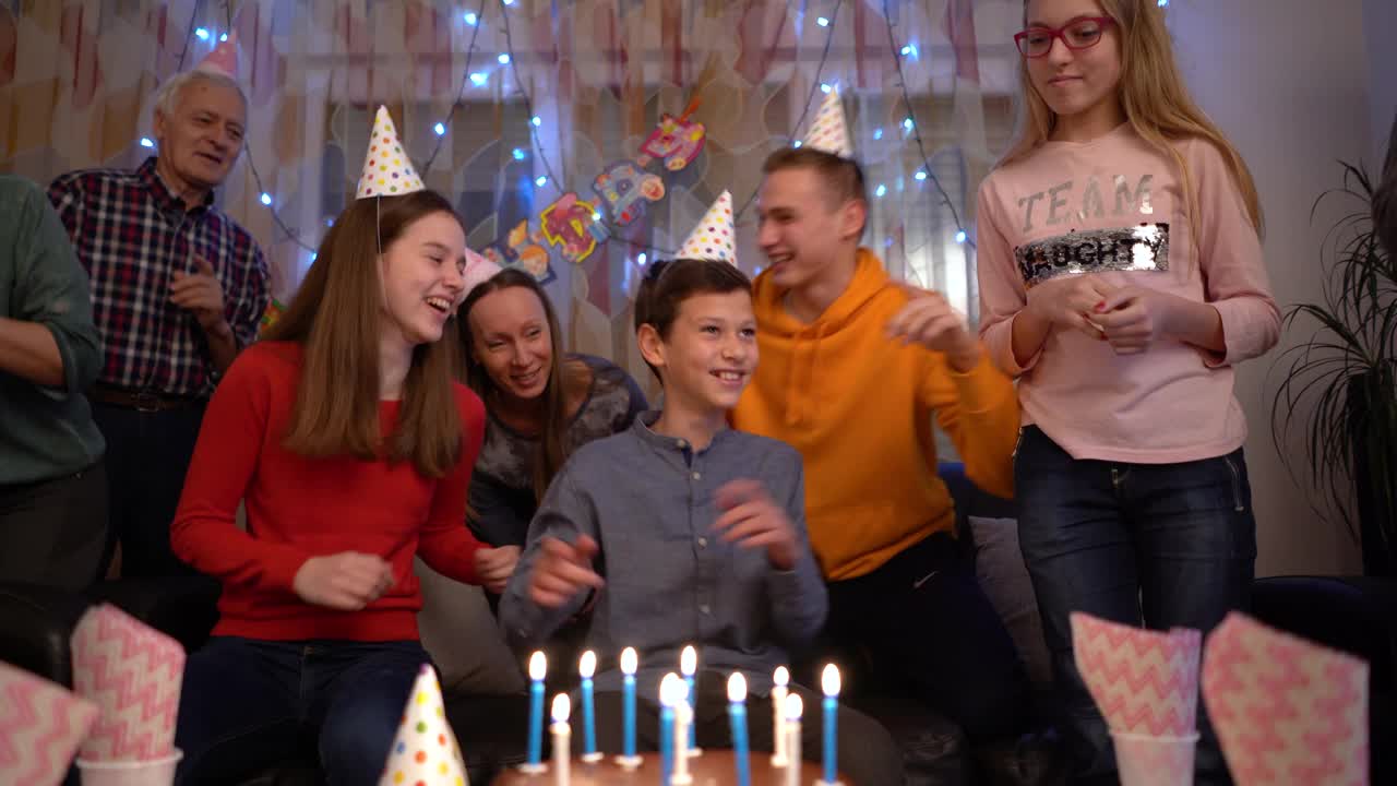 男孩吹灭生日蛋糕上的蜡烛