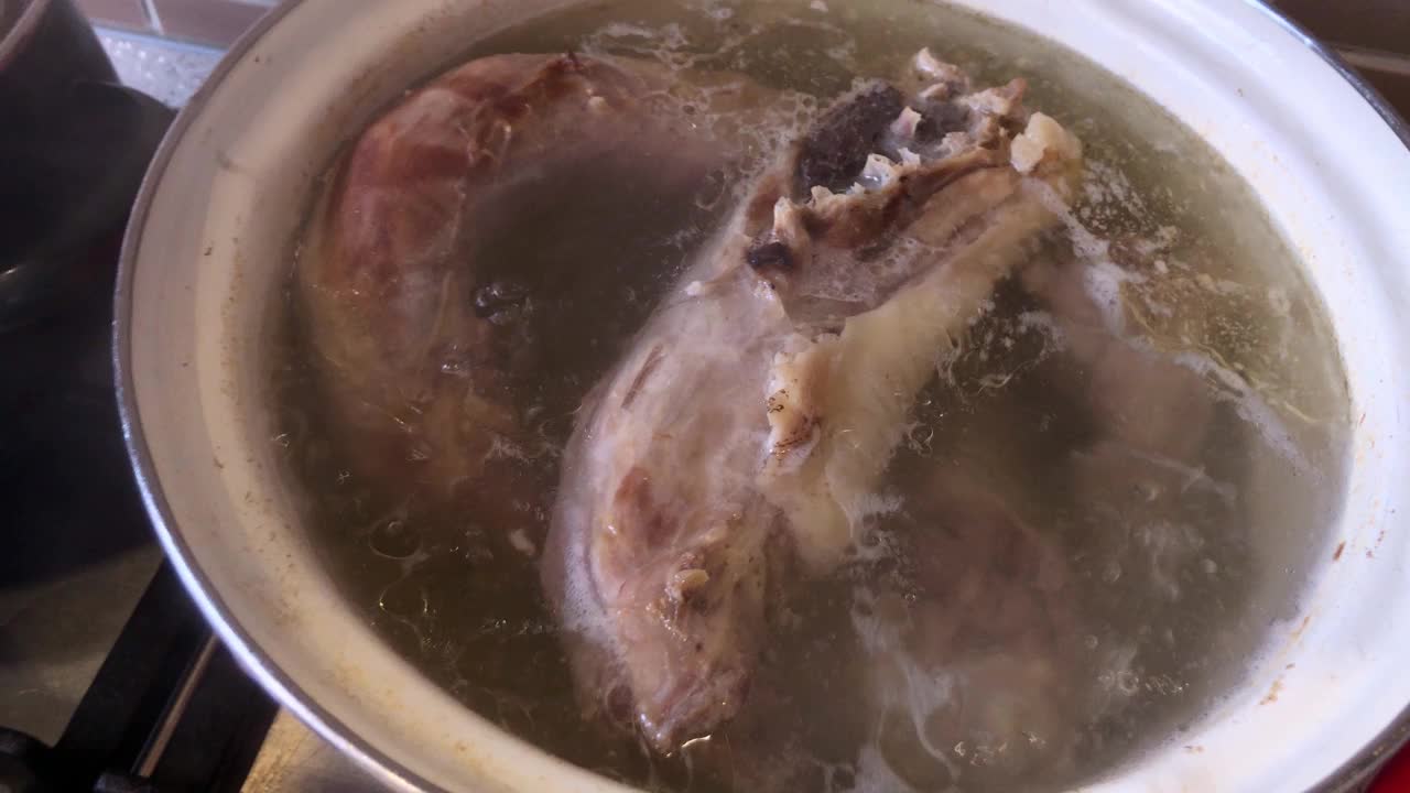 在搪瓷炖锅里煮浓汤特写