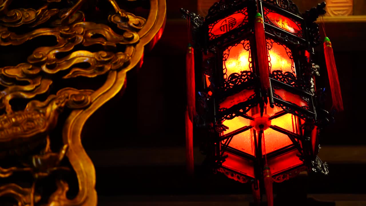 詳情圖-在越南峴港市附近的一座佛教寺廟里，中國紅燈籠在旋轉(zhuǎn)