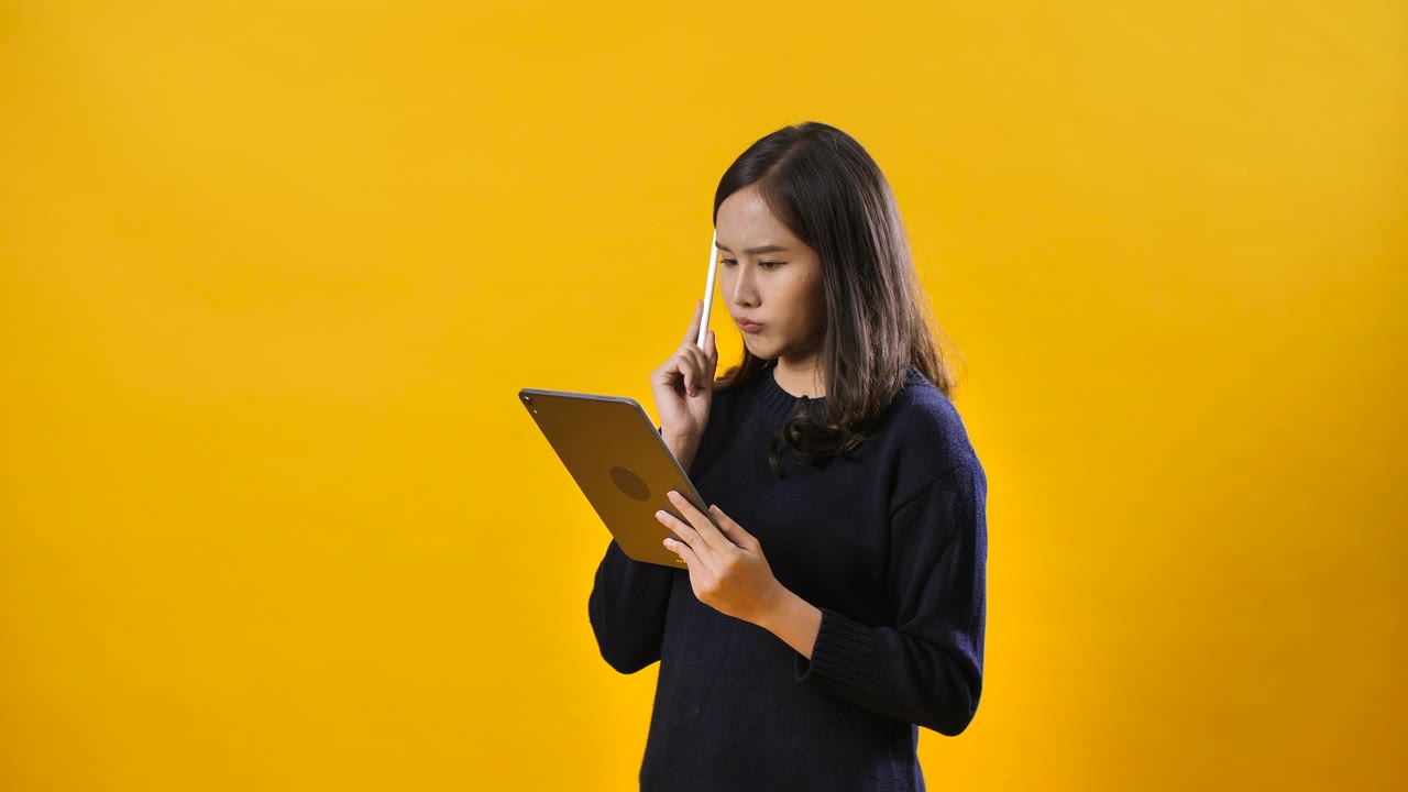 詳情圖-黃色背景下的沉思困惑的女孩