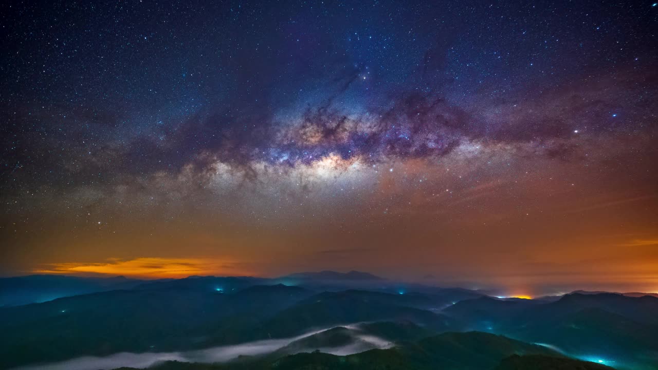 在泰国Yala的Gunung siilipat山，银河系和日出的4K时间间隔