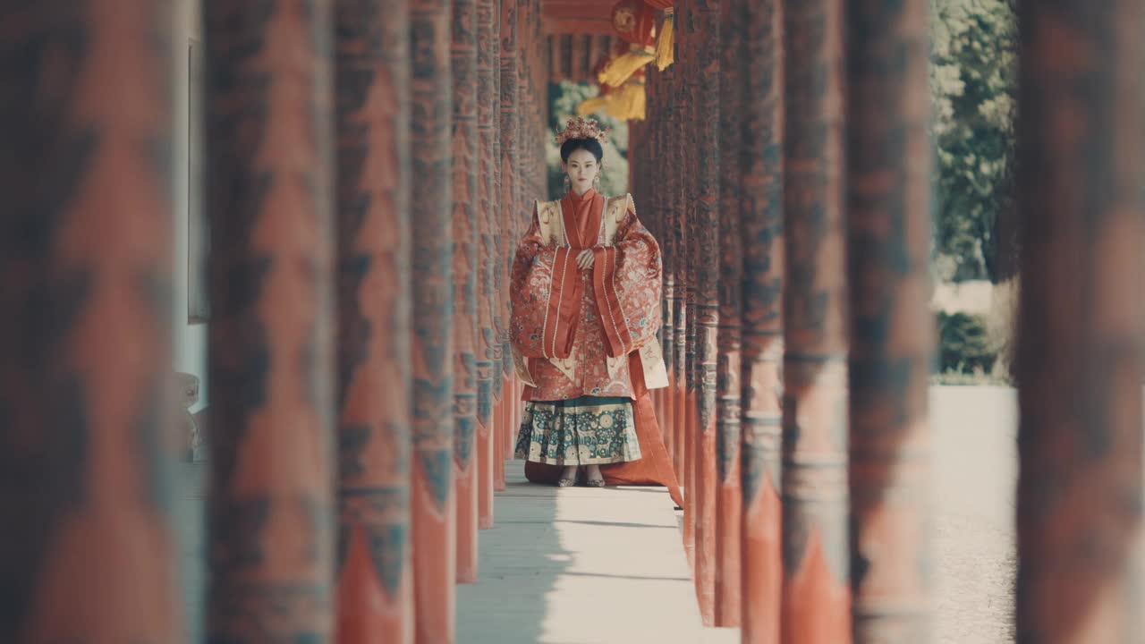 中国妇女穿着汉服，古代服装