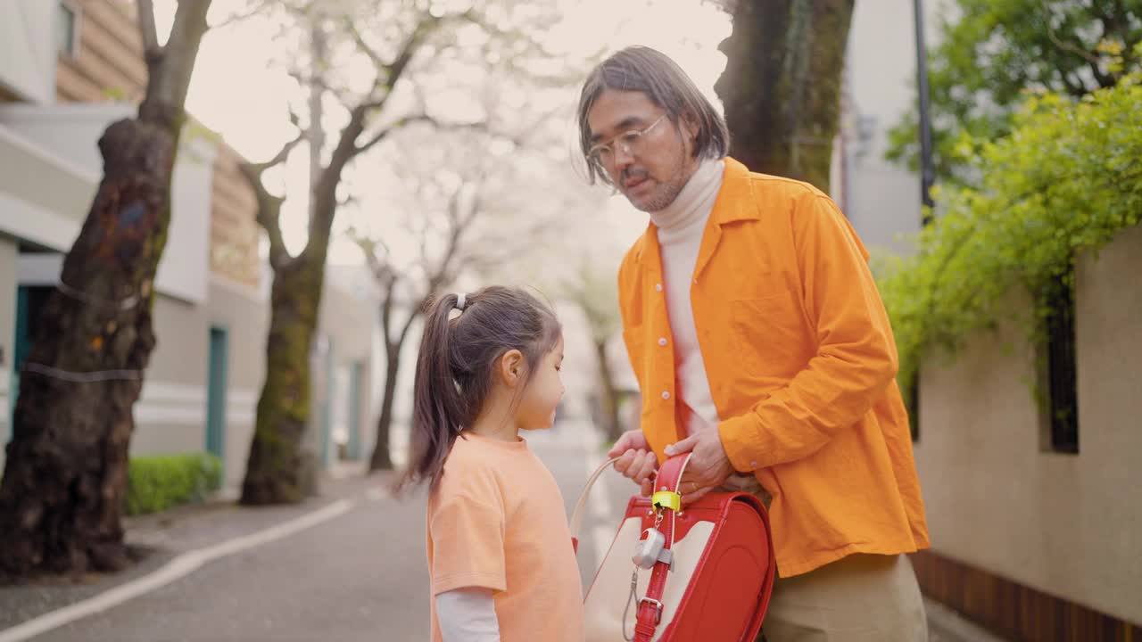 父亲送她小学的小女儿去上学