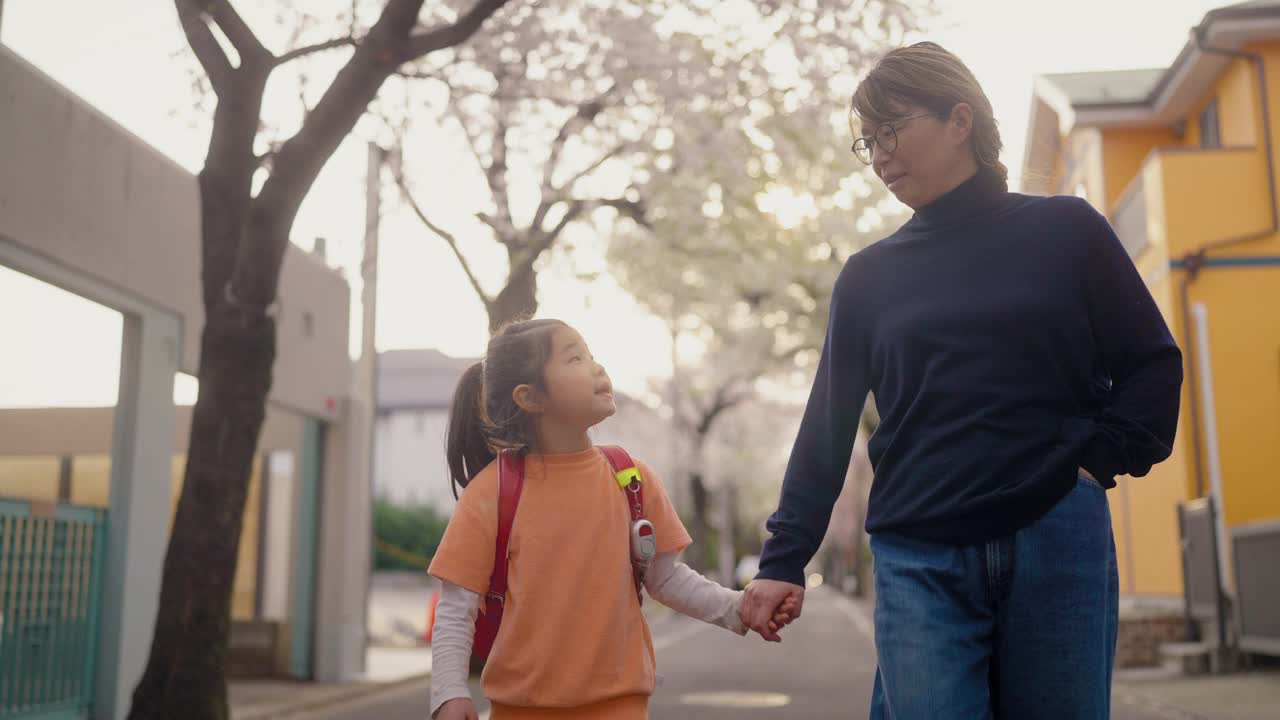 母亲和她的小学小女儿一起去上学
