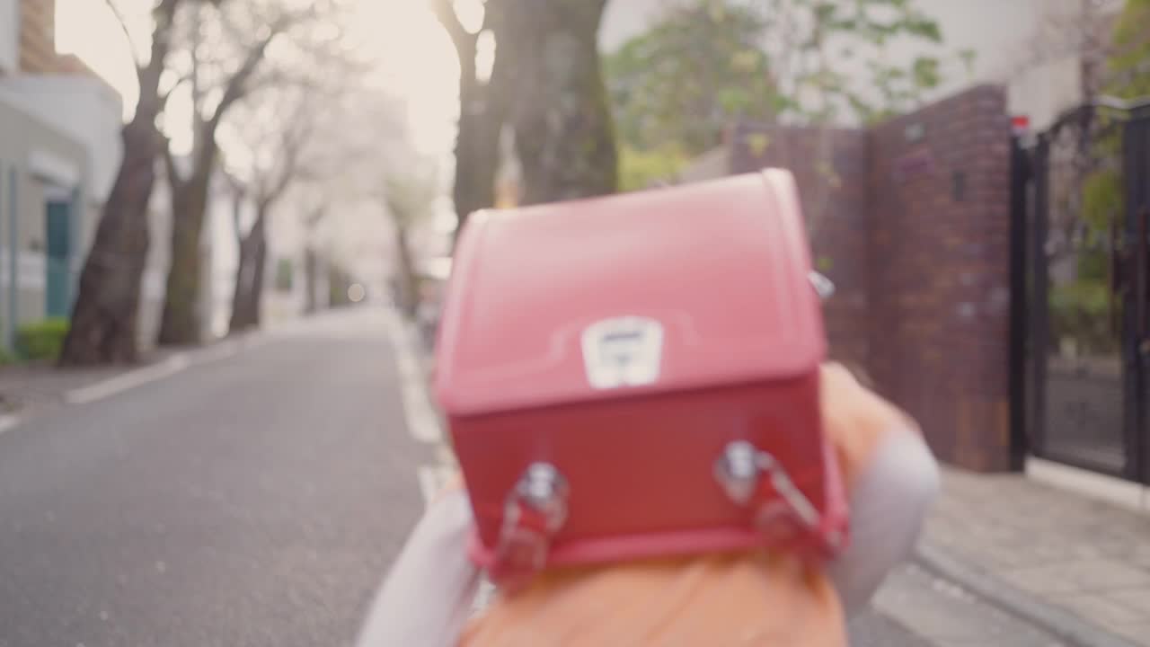 小女孩走回妈妈身边