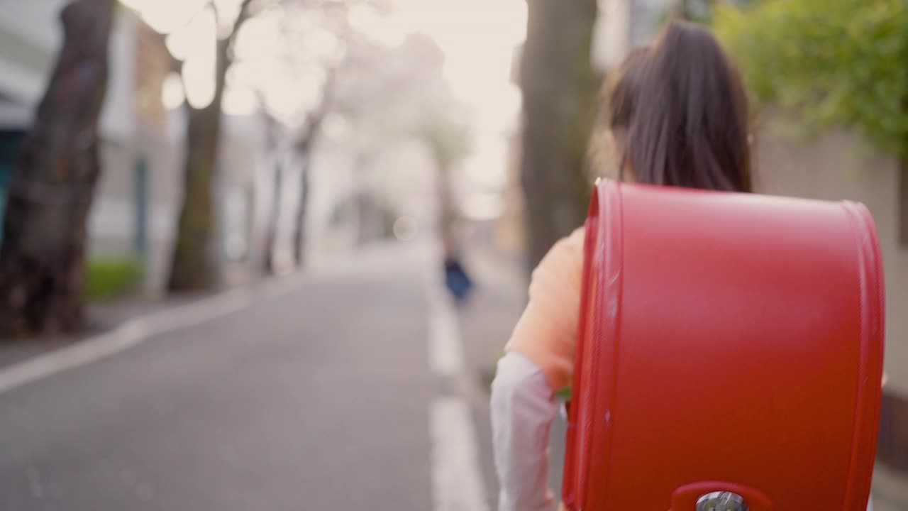 小女孩走回妈妈身边