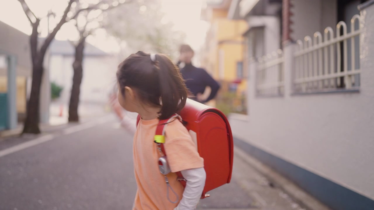 詳情圖-母親送她小學(xué)的小女兒去上學(xué)