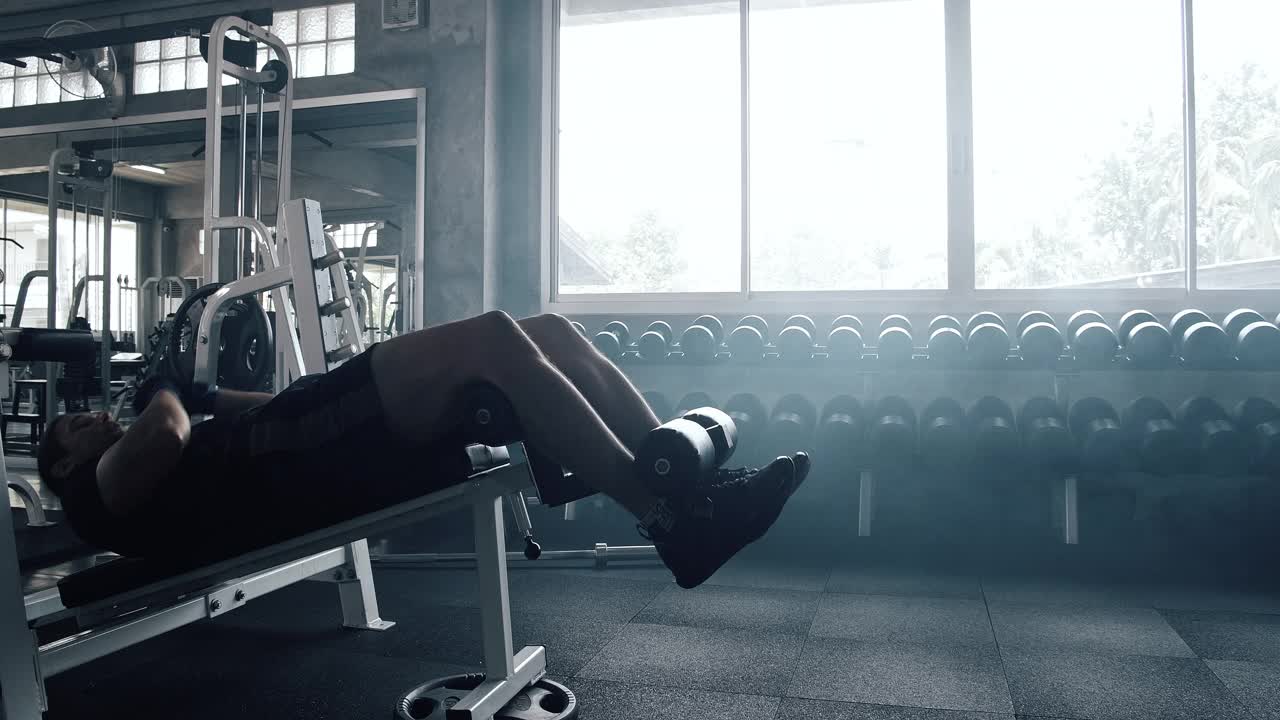 在健身房快速坐起来。