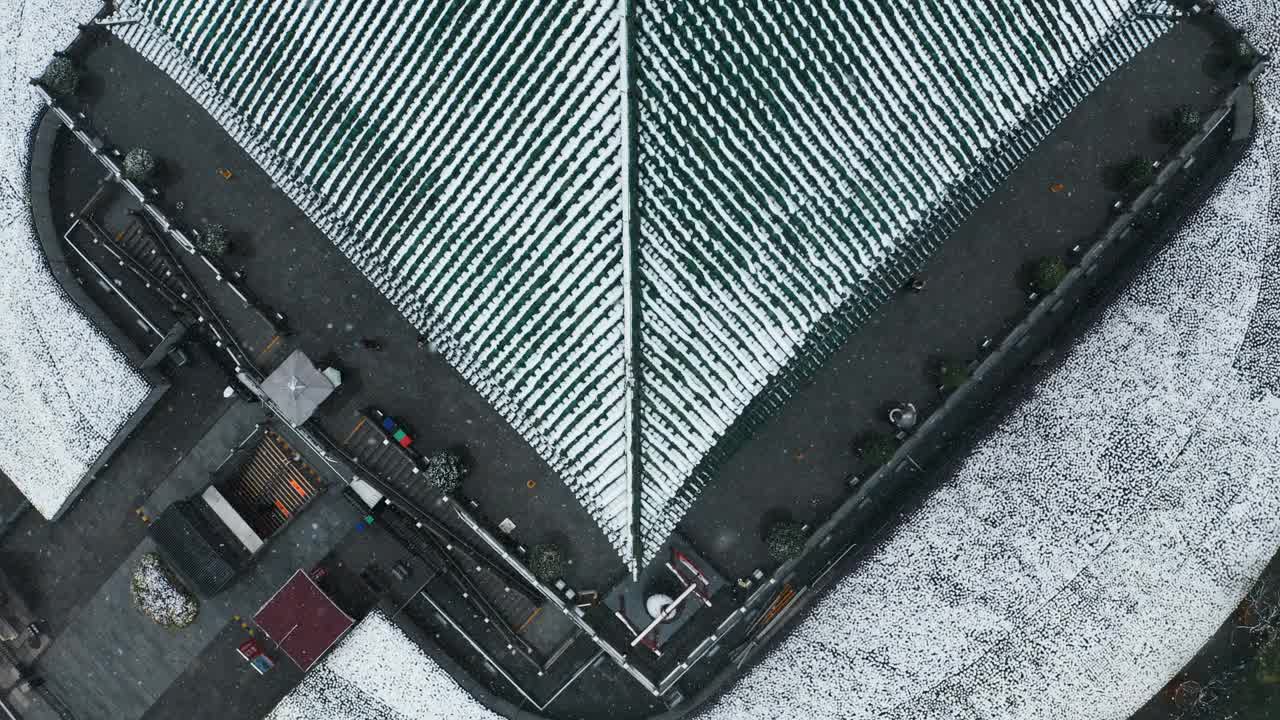 中国西安，雪景中的古代钟楼。