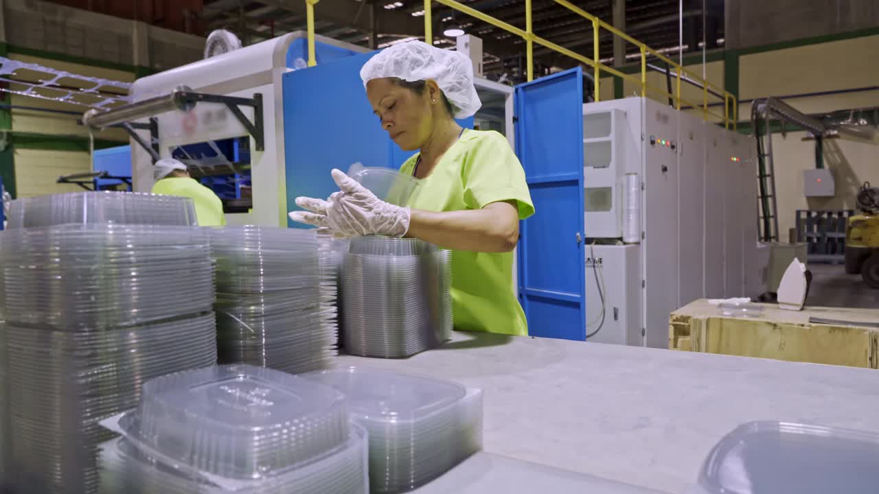 西班牙手工工人在回收工厂堆放塑料容器
