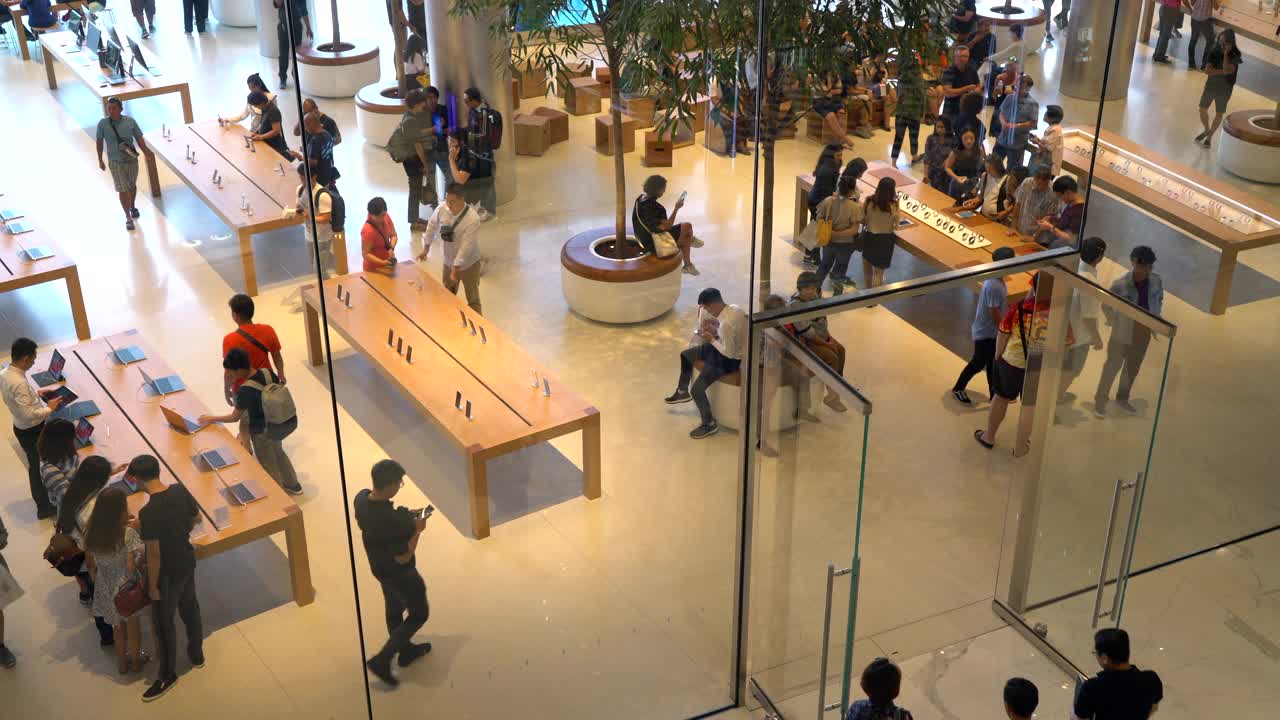 许多人在购物中心散步和购物
