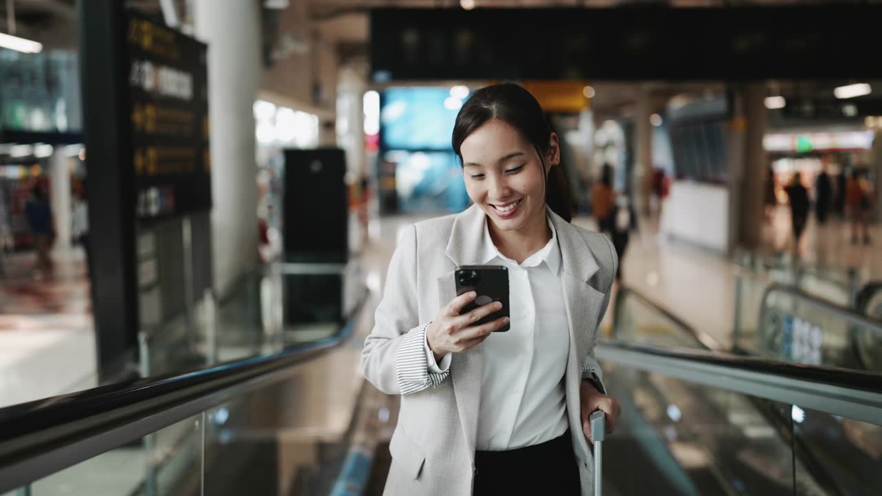 詳情圖-亞洲女性在機場使用智能手機