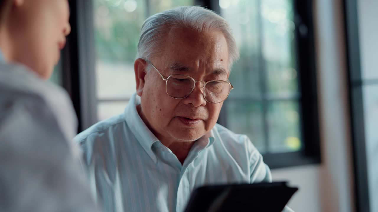 家访期间健康访视员向老人询问。