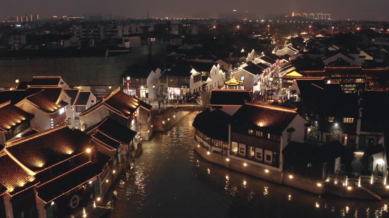 夜間，中國蘇州運河鎮(zhèn)的無人機(jī)拍攝。