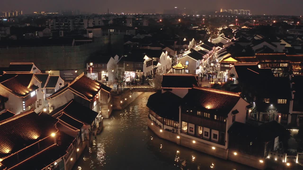 详情图-夜间，中国苏州运河镇的无人机拍摄。