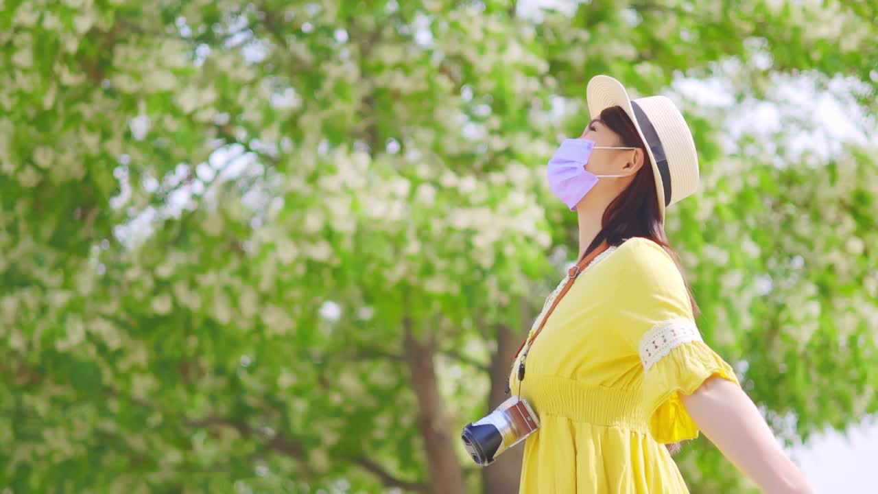 亚洲女性旅行者伸展手臂