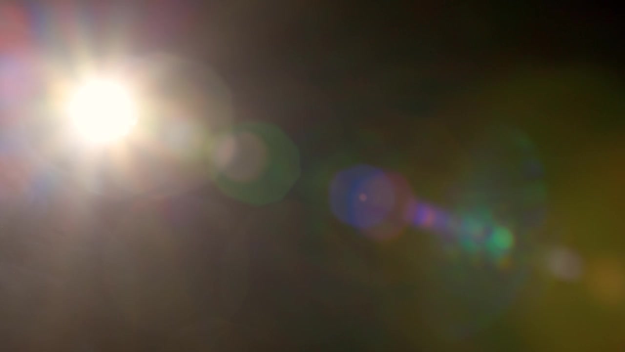 舞台灯光在黑暗中缓慢移动，创造出美丽的亮点。舞台上的灯光和烟雾，灯光效果