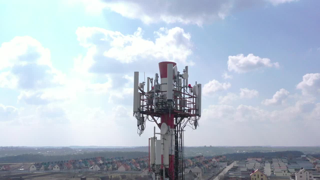 4G和5G蜂窝通信塔。基站或基站收发站。无线通信天线发射机。电信塔与天线对抗蓝天。