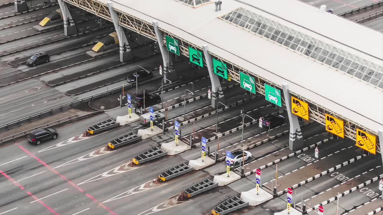 汽車在停車場(chǎng)附近的柏油路的入口下行駛