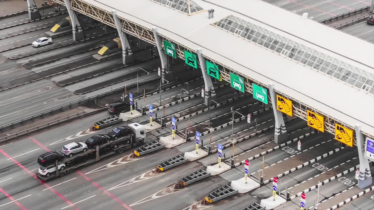 詳情圖-汽車(chē)在停車(chē)場(chǎng)附近的柏油路的入口下行駛