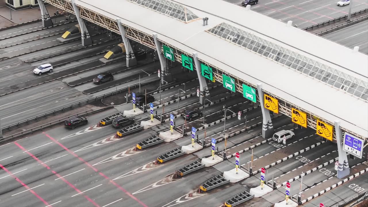 詳情圖-汽車(chē)在停車(chē)場(chǎng)附近的柏油路的入口下行駛