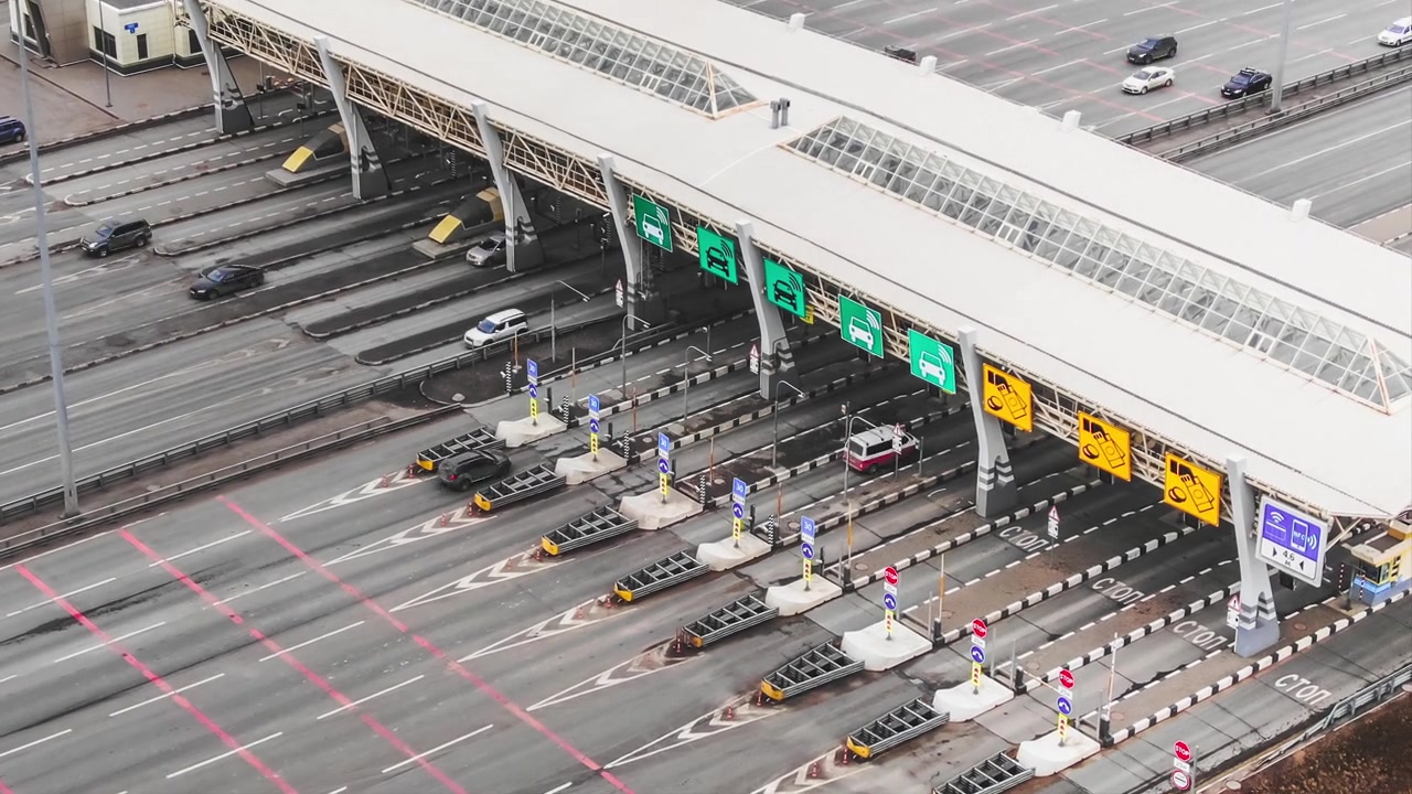 詳情圖-汽車(chē)在停車(chē)場(chǎng)附近的柏油路的入口下行駛