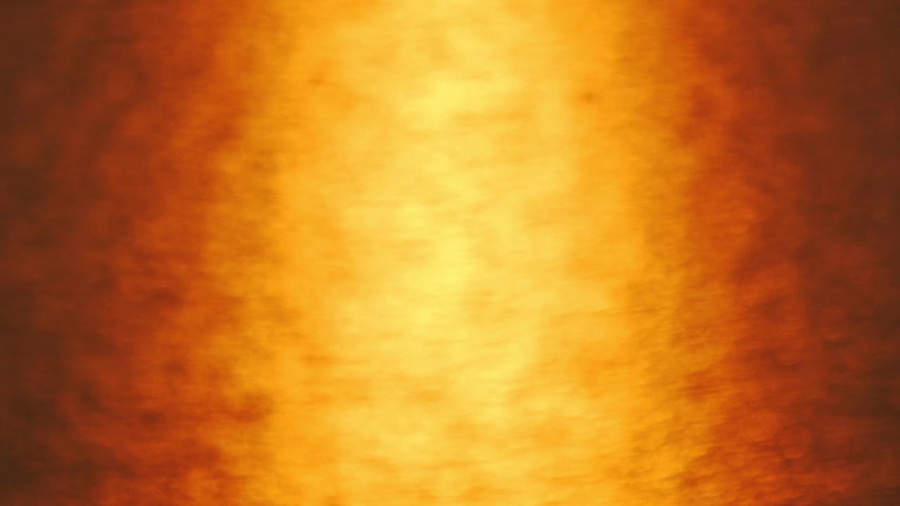散景太阳眩光在水面反射日落日出的光。阳光在海洋中闪烁。阳光下金色闪烁的海浪抽象模糊的焦散背景惊人的金色光
