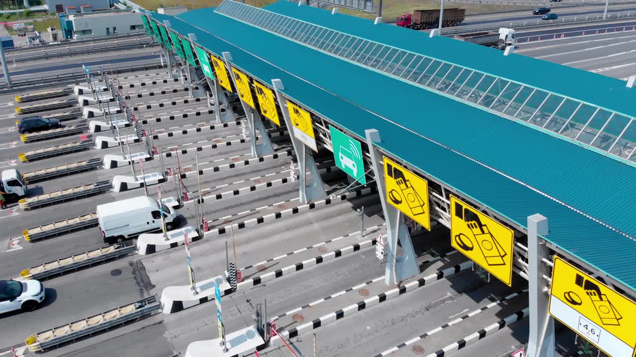 宽阔公路上的收费公路。大量的卡车和小汽车通过这一点。关闭视图